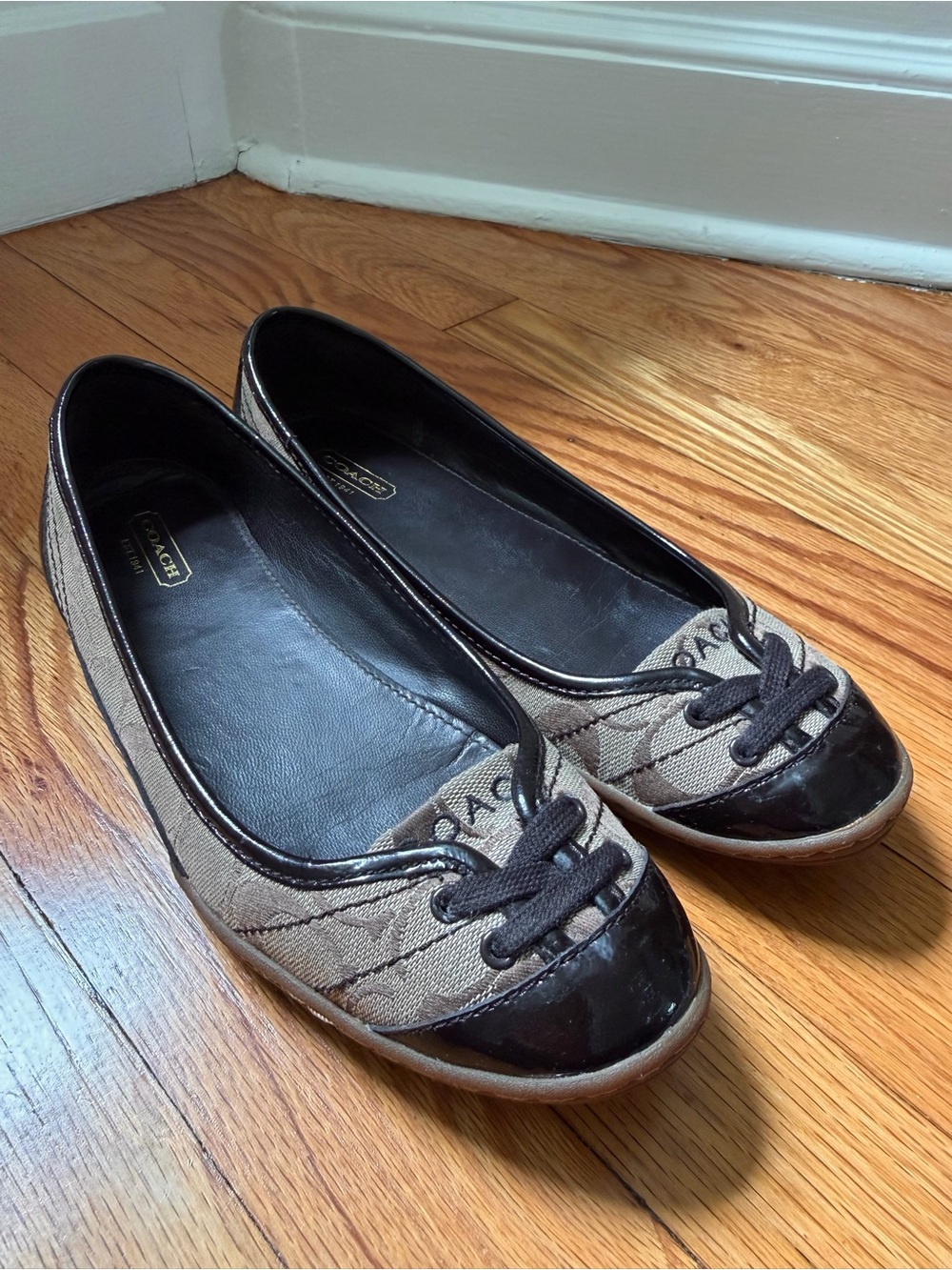 Coach Dannie Beige Signature Canvas Brown Patent Trim Ballet Flats Women’s 7.5 - Picture 3 of 15